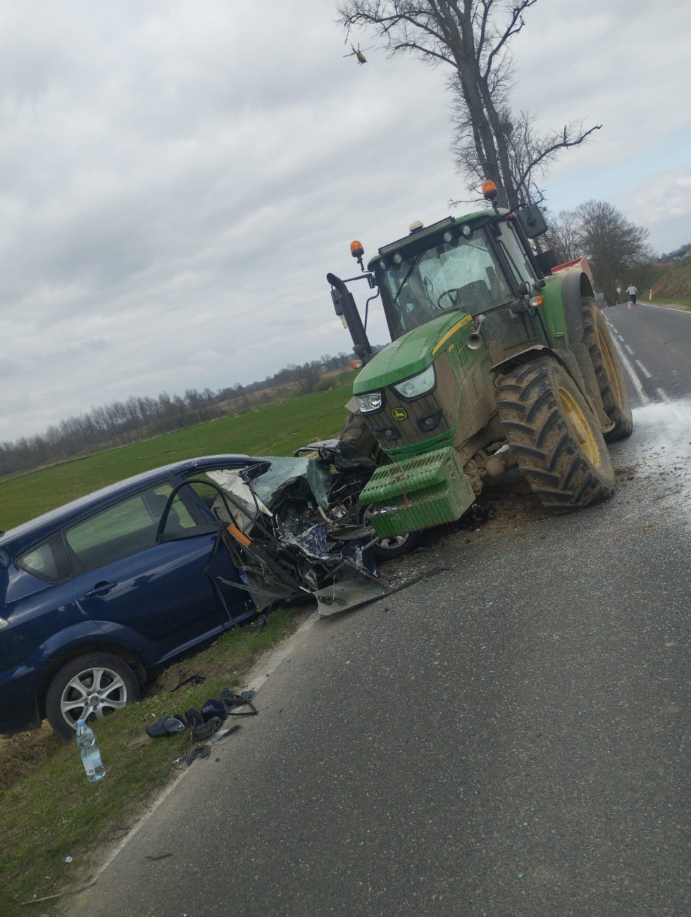 Powiat sztumski. Kierowca osobówki przetransportowany LPR do szpitala po zderzeniu z ciągnikiem.