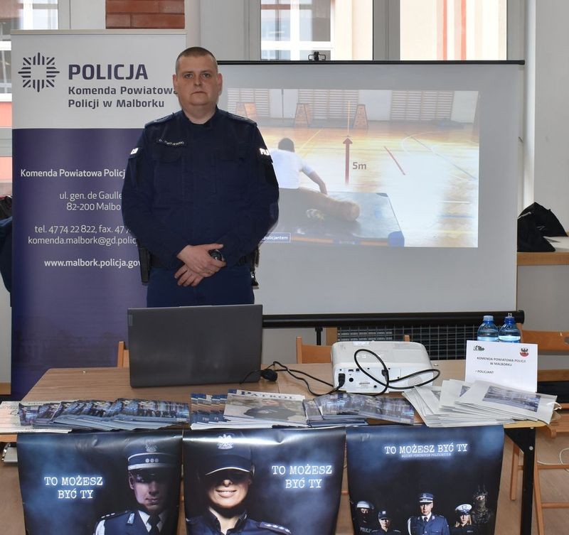 Malbork. Policjanci na Targach Pracy zachęcali do wstąpienia w ich szeregi.