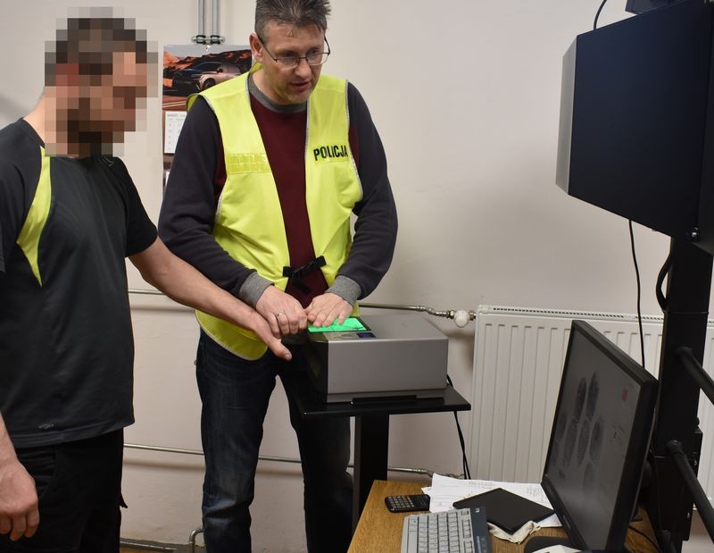 Malbork. Miał pomóc znajomemu, a przywłaszczył jego samochód i pieniądze.