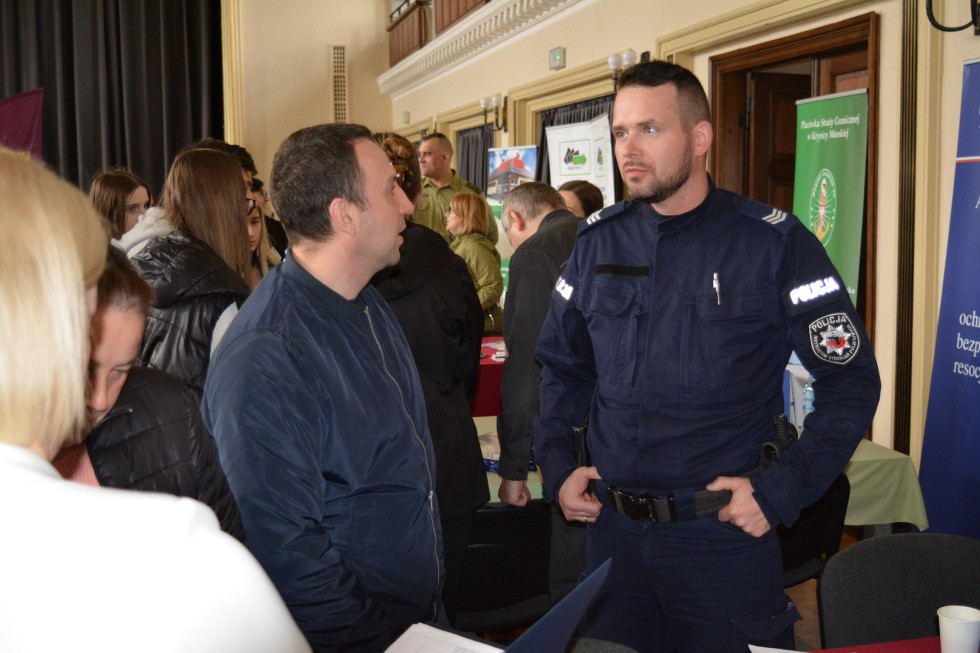 Nowy Dwór Gdański. Policjanci na Targach Pracy i Edukacji.