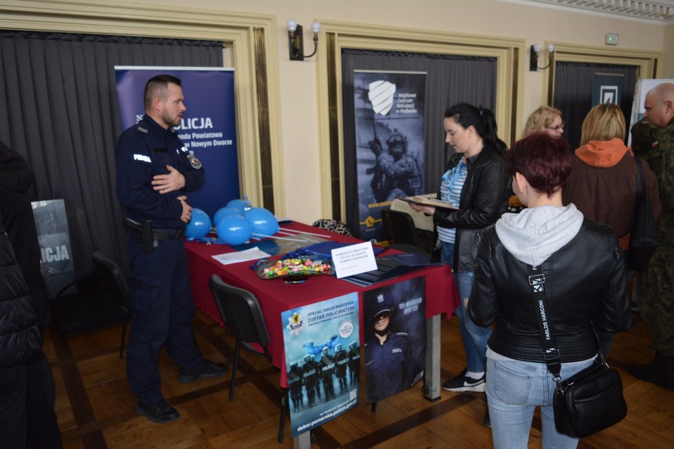 Nowy Dwór Gdański. Policjanci na Targach Pracy i Edukacji.