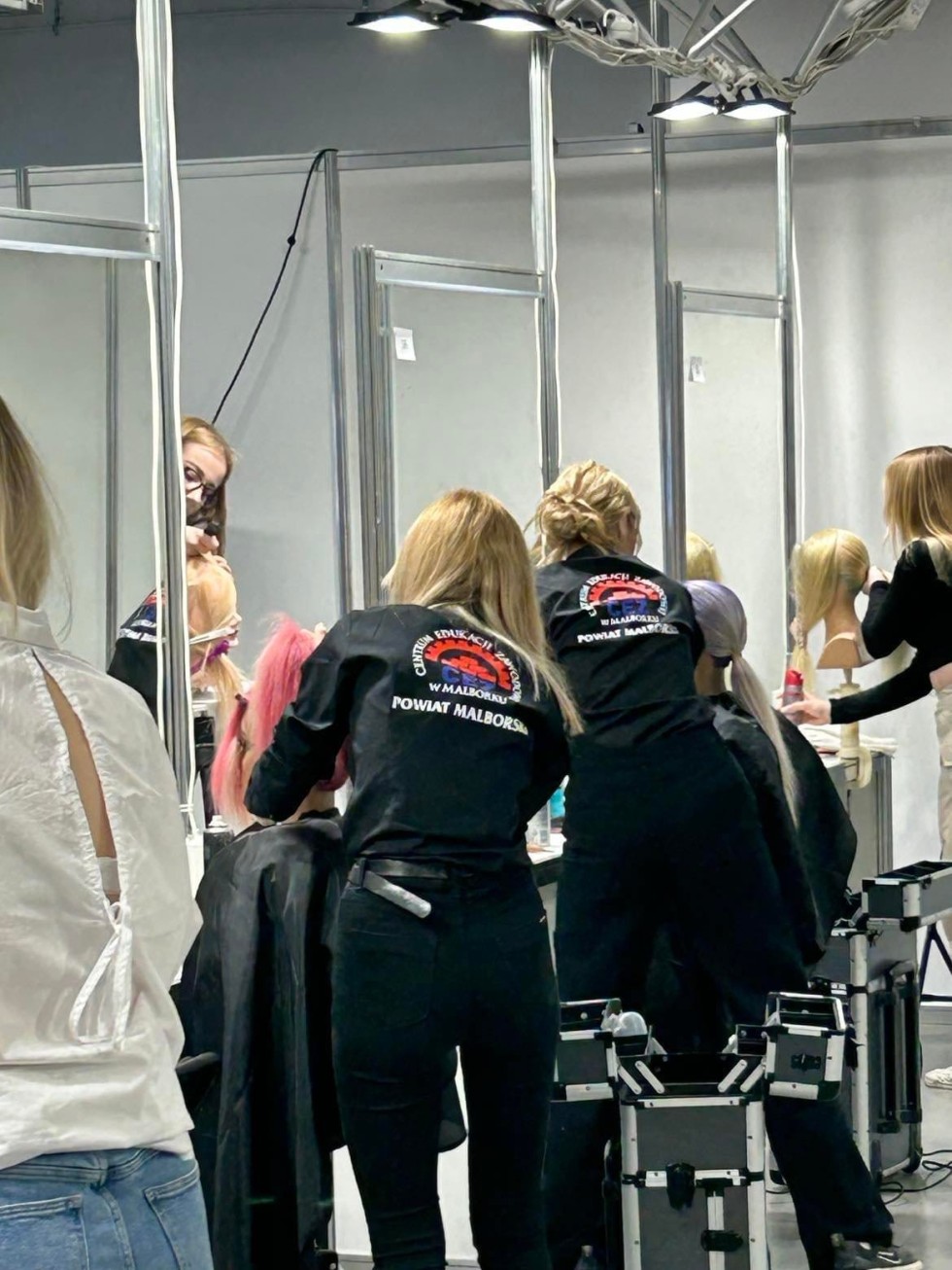 Malbork. Karolina Hajdukiewicz i Natalia Krusińska z Centrum Edukacji Zawodowej Mistrzyniami Polski we fryzjerstwie damskim. Wideo
