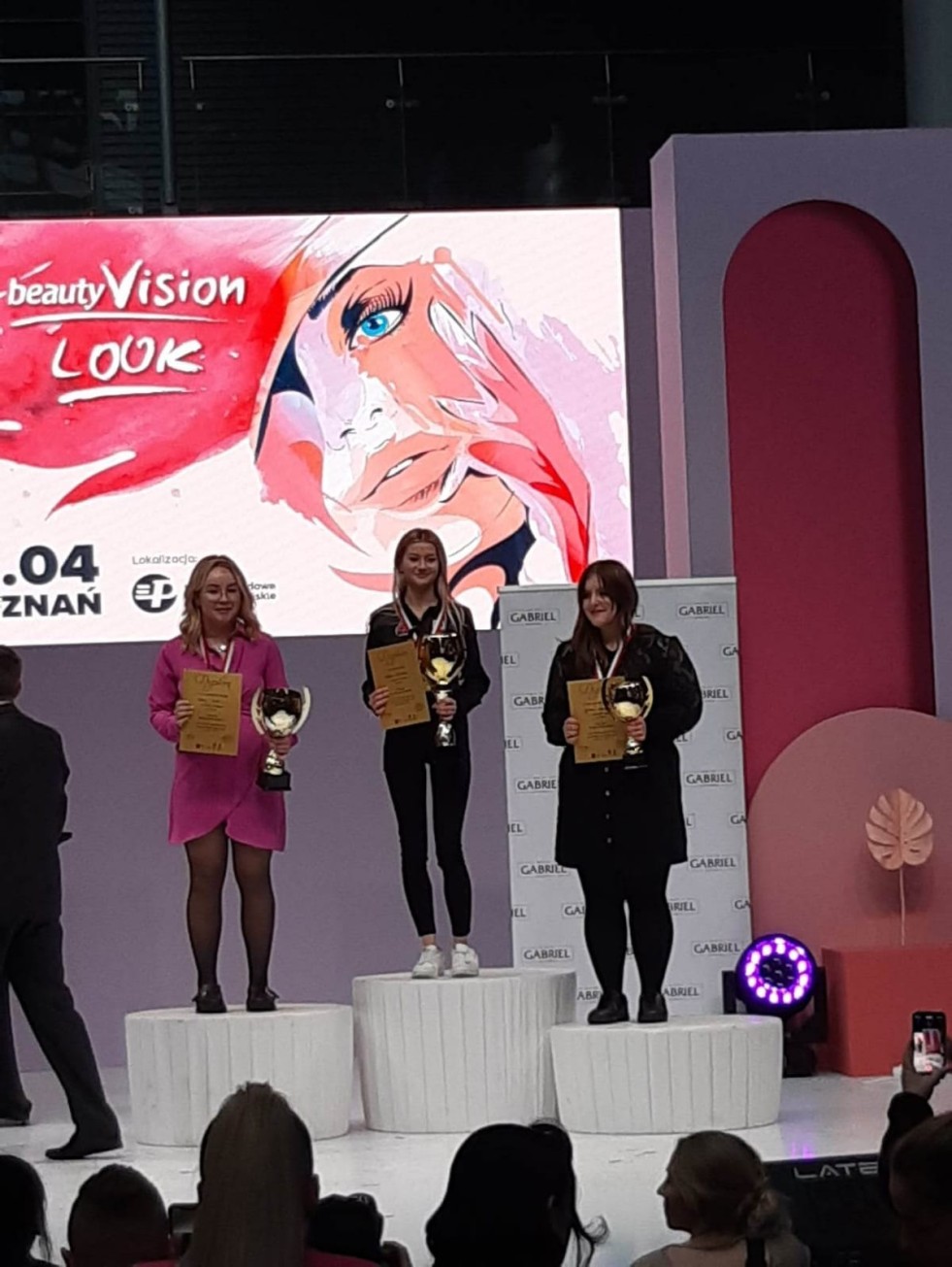 Malbork. Karolina Hajdukiewicz i Natalia Krusińska z Centrum Edukacji Zawodowej Mistrzyniami Polski we fryzjerstwie damskim. Wideo