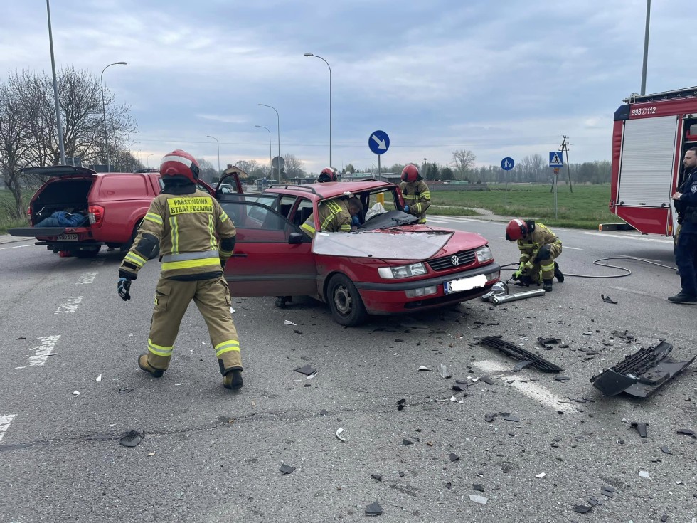 Powiat nowodworski. Trzy osoby poszkodowane w zderzeniu pojazdów osobowych w Solnicy.