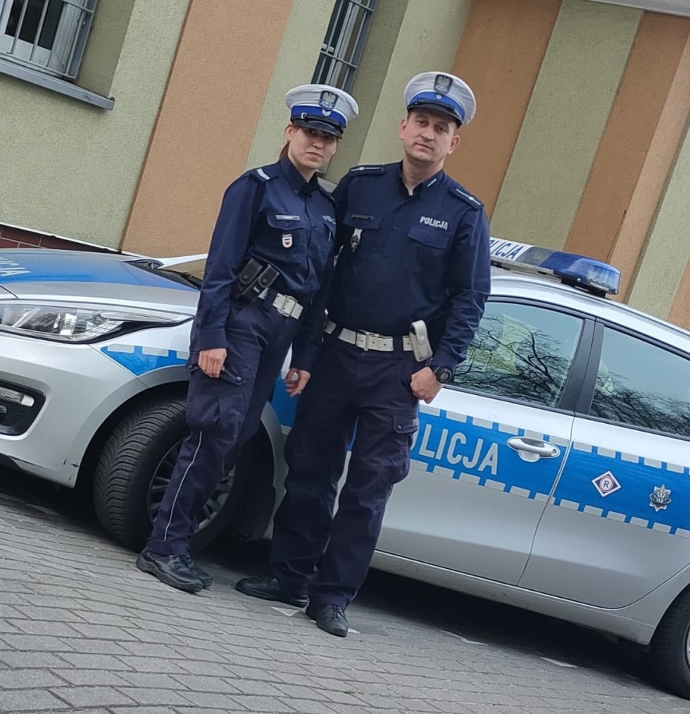 Sztum. Policjanci eskortowali samochód z rannym 85-latkiem.
