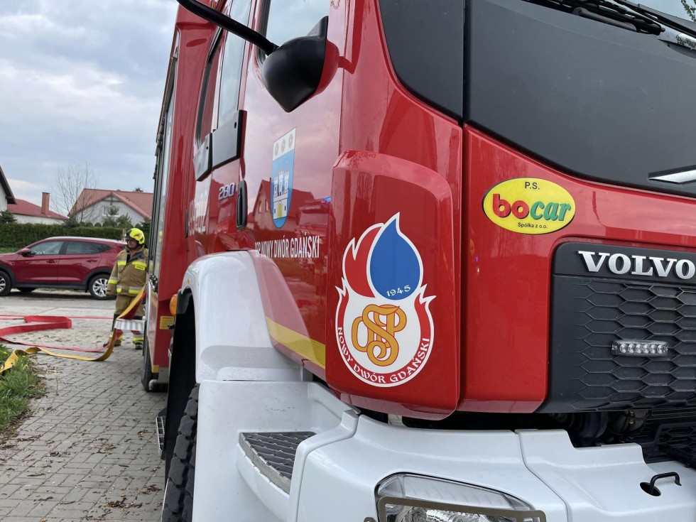 Nowy Dwór Gdański. Ćwiczenia strażackie w zakładzie produkcyjnym.