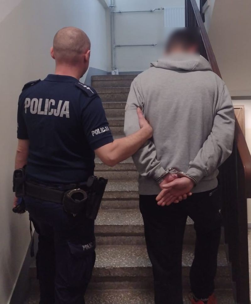 Malbork. Poszukiwany listem gończym wpadł w nielegalnym salonie gier hazardowych.