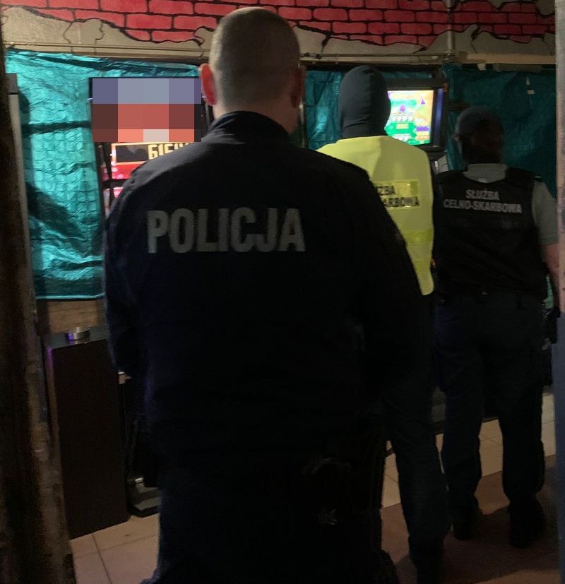 Malbork. Poszukiwany listem gończym wpadł w nielegalnym salonie gier hazardowych.