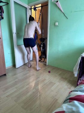 Malbork. 24-latek skopał psa powieszonego na smyczy i to nagrał – grozi mu do 5 lat więzienia. Nagranie trafiło do sieci.