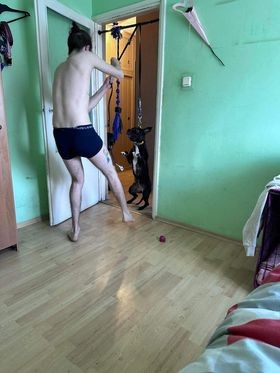 Malbork. 24-latek skopał psa powieszonego na smyczy i to nagrał – grozi mu do 5 lat więzienia. Nagranie trafiło do sieci.