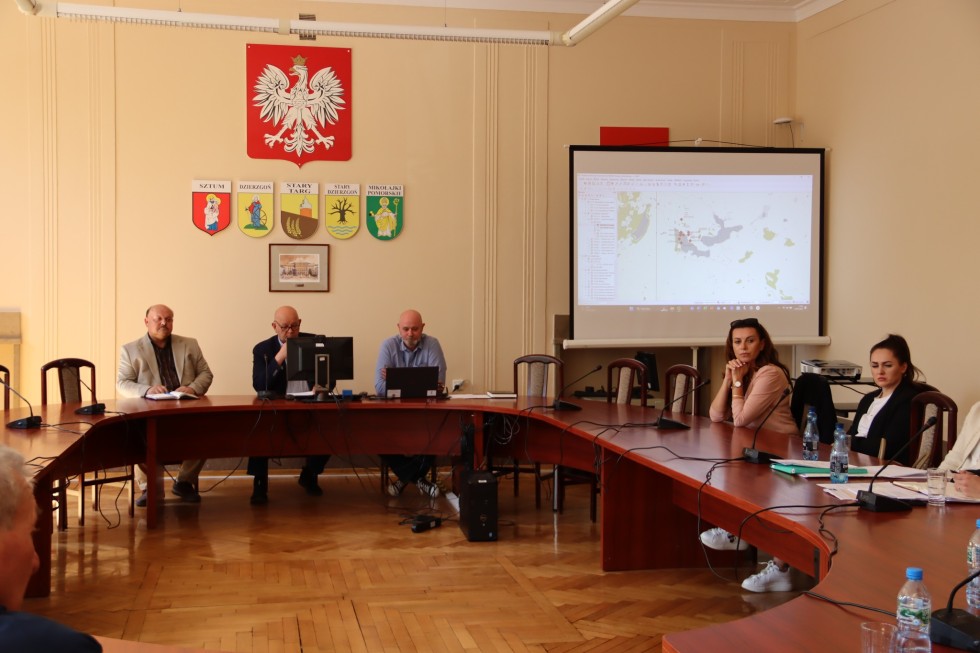 Powiat sztumski. Spotkanie Powiatowego Zespołu Zarządzania Kryzysowego w sprawie zagrożenia ptasią grypą.