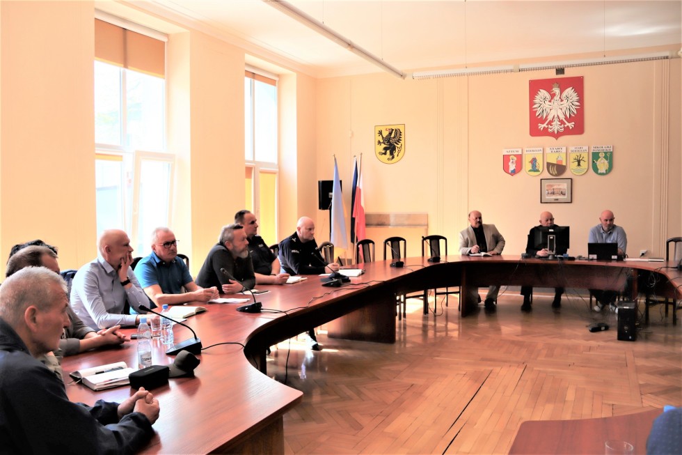 Powiat sztumski. Spotkanie Powiatowego Zespołu Zarządzania Kryzysowego w sprawie zagrożenia ptasią grypą.