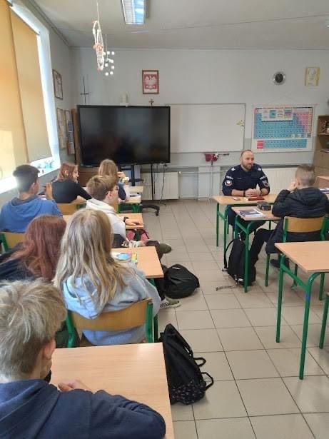 Sztum. Odpowiedzialność prawna nieletnich – spotkanie policjantów z uczniami.