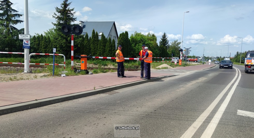Przejazd kolejowy na ul. de Gaulle'a w Malborku z rogatkami i sygnalizacją świetlną. Zobacz wideo 23.05.2023