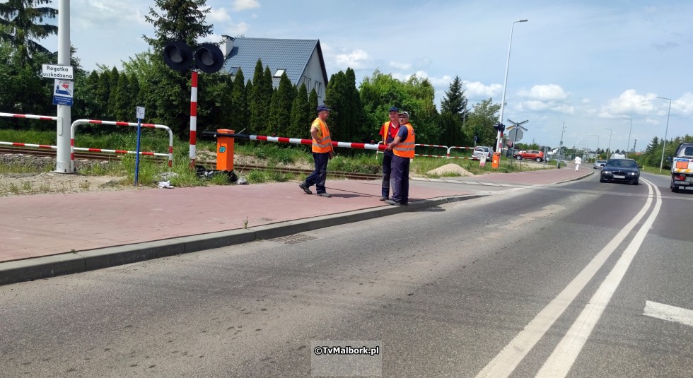 Przejazd kolejowy na ul. de Gaulle'a w Malborku z rogatkami i sygnalizacją świetlną. Zobacz wideo 23.05.2023