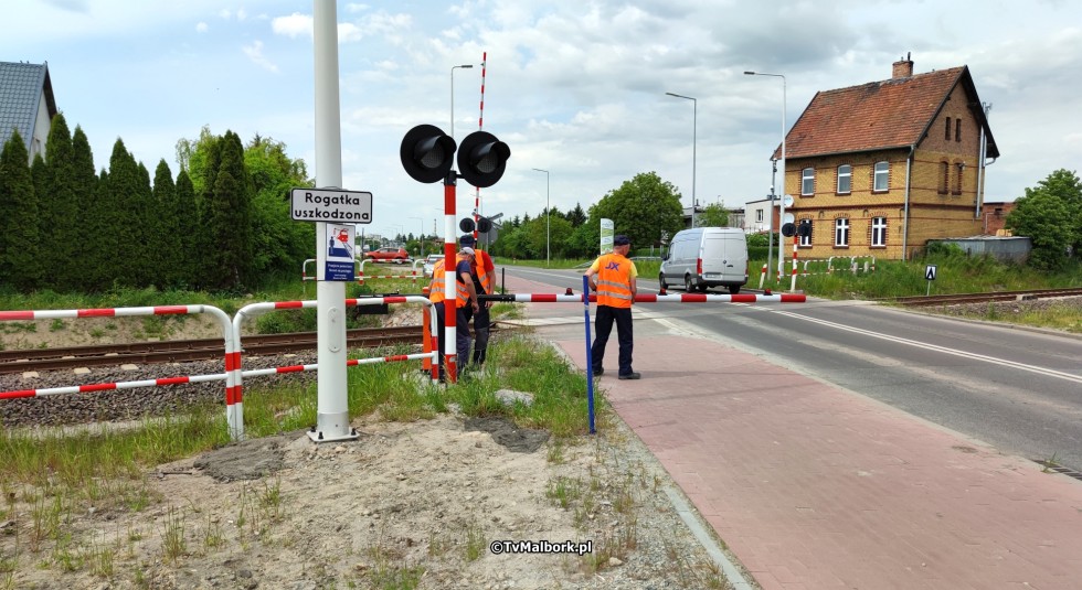 Przejazd kolejowy na ul. de Gaulle'a w Malborku z rogatkami i sygnalizacją świetlną. Zobacz wideo 23.05.2023