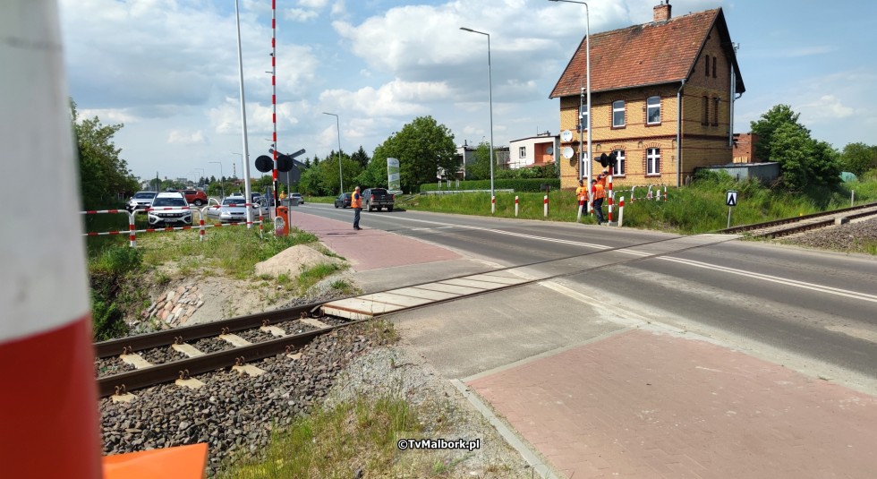 Przejazd kolejowy na ul. de Gaulle'a w Malborku z rogatkami i sygnalizacją świetlną. Zobacz wideo 23.05.2023