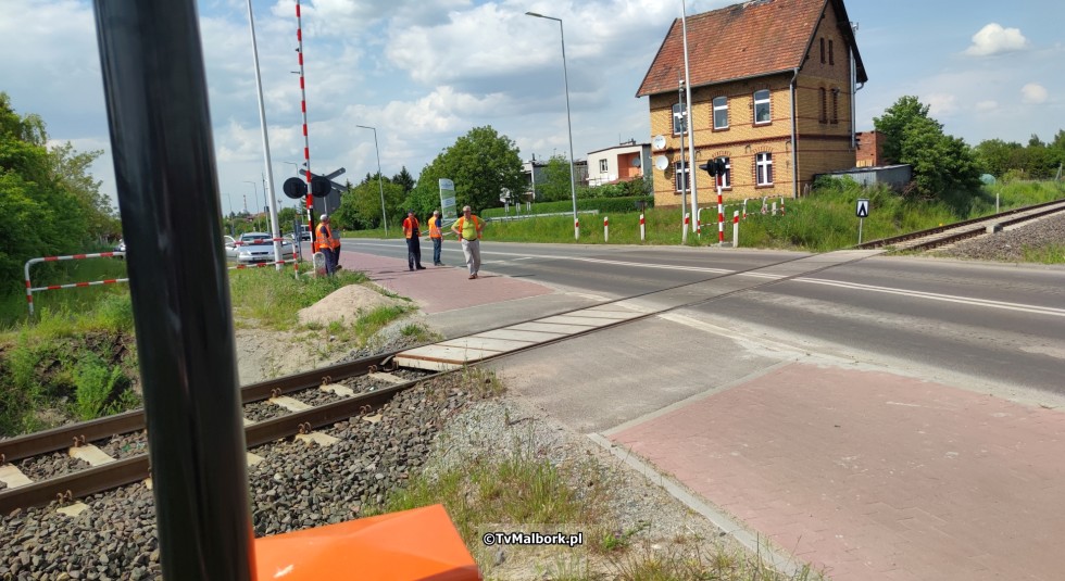 Przejazd kolejowy na ul. de Gaulle'a w Malborku z rogatkami i sygnalizacją świetlną. Zobacz wideo 23.05.2023