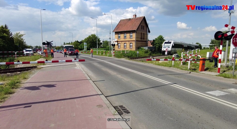 Przejazd kolejowy na ul. de Gaulle'a w Malborku z rogatkami i sygnalizacją świetlną. Zobacz wideo 23.05.2023