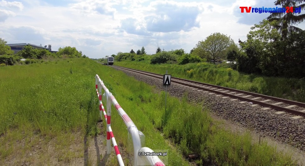 Przejazd kolejowy na ul. de Gaulle'a w Malborku z rogatkami i sygnalizacją świetlną. Zobacz wideo 23.05.2023