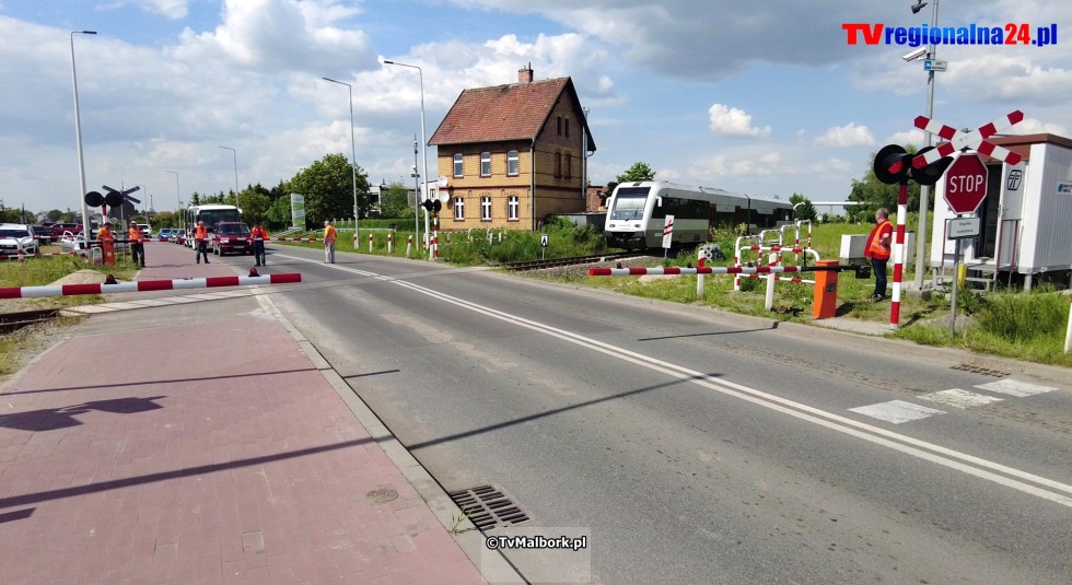 Przejazd kolejowy na ul. de Gaulle'a w Malborku z rogatkami i sygnalizacją świetlną. Zobacz wideo 23.05.2023