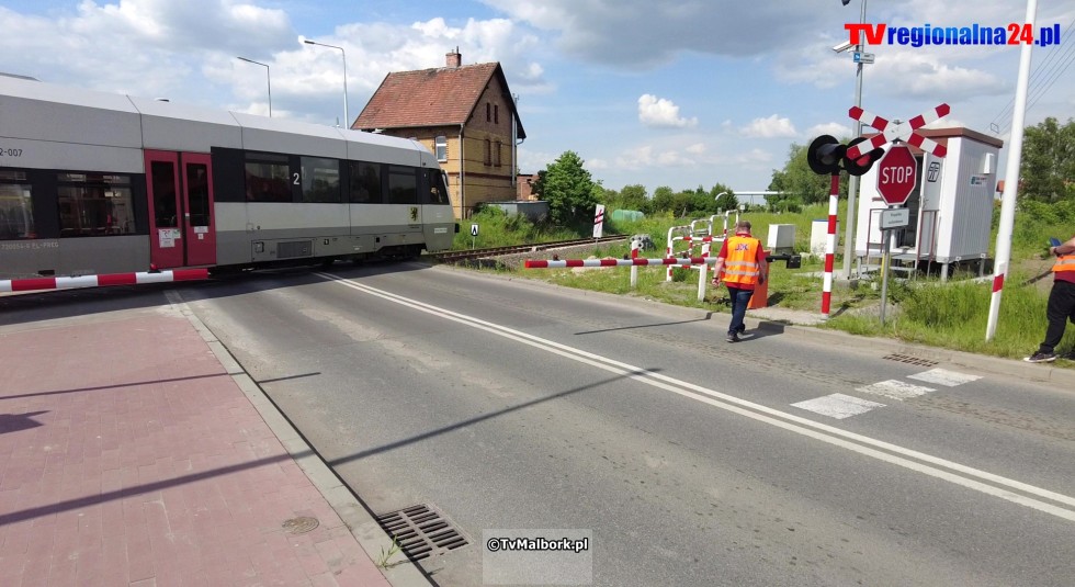 Przejazd kolejowy na ul. de Gaulle'a w Malborku z rogatkami i sygnalizacją świetlną. Zobacz wideo 23.05.2023