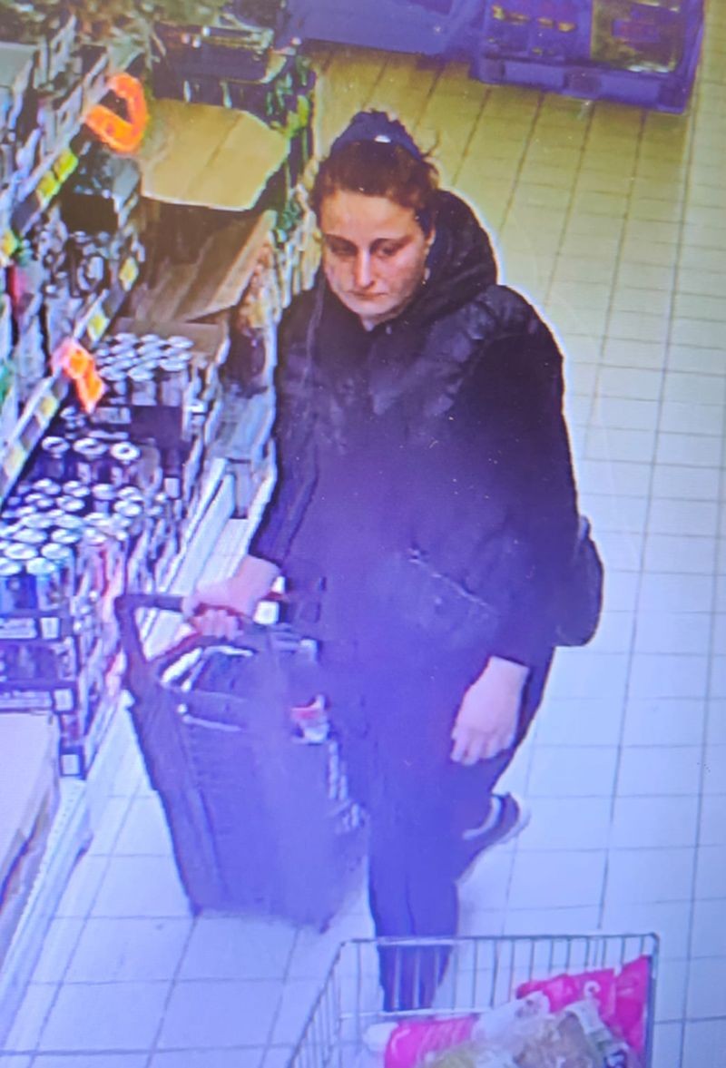 Malbork. Czy rozpoznajesz te osoby? Policja prosi o zidentyfikowanie sprawców kradzieży w sklepie.
