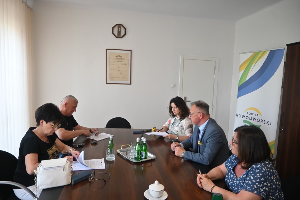 Nowy Dwór Gdański. Przy SOSW powstanie plenerowa gra edukacyjna – podpisano umowę.