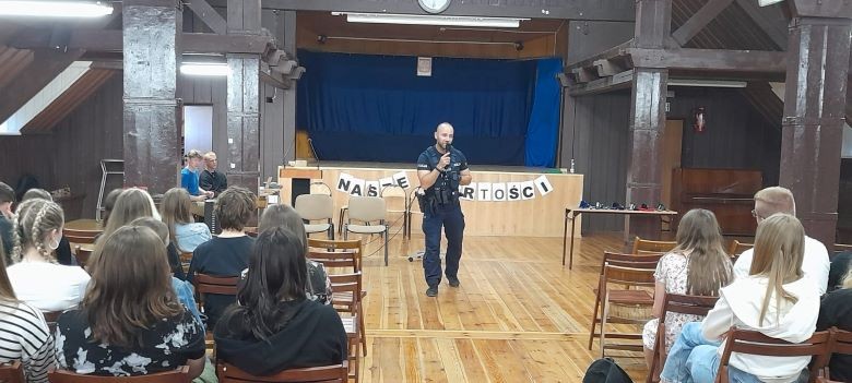 Powiat sztumski. Rozmowy policjanta z młodzieżą o przemocy, piciu alkoholu i paleniu papierosów.