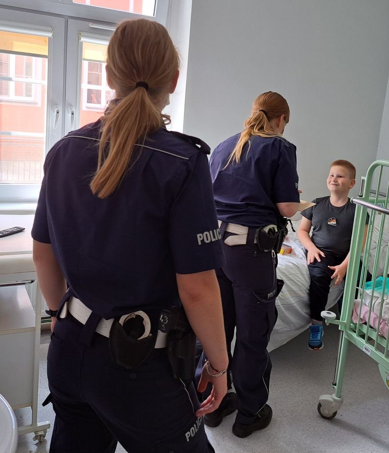 Malbork. Z okazji Dnia Dziecka policjantki odwiedziły dzieci w szpitalu.