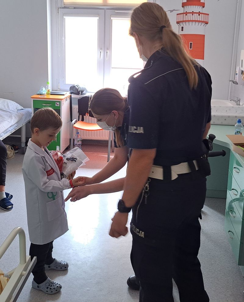 Malbork. Z okazji Dnia Dziecka policjantki odwiedziły dzieci w szpitalu.