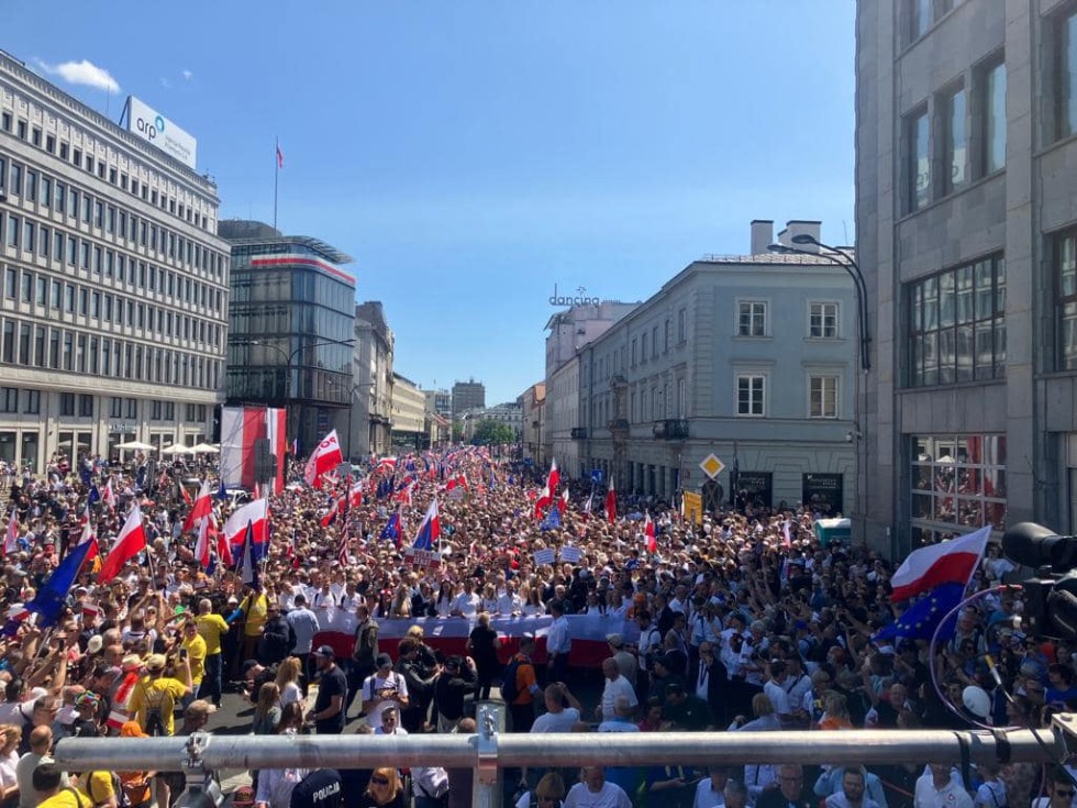 Tłumy na ulicach w Warszawie - Malbork na Wielkim Marszu w stolicy!