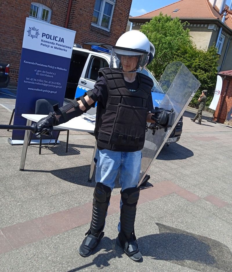 Malbork. Promocja zawodu policjanta na Akademickim Festiwalu Nauki.