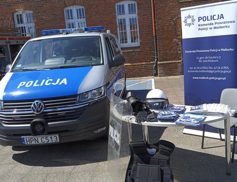 Malbork. Promocja zawodu policjanta na Akademickim Festiwalu Nauki.