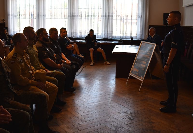 Malbork. Policjanci zachęcają do wstąpienia w ich szeregi.
