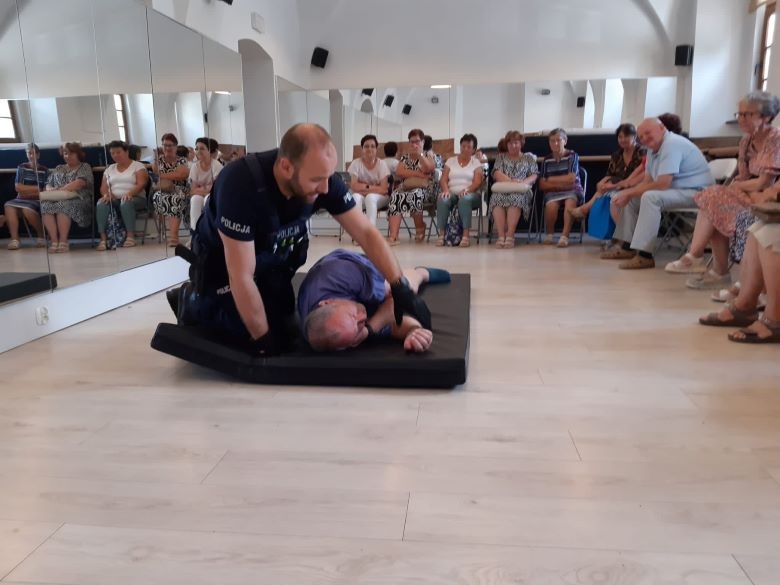 Powiat sztumski. Policjanci uczyli seniorów udzielania pierwszej pomocy.