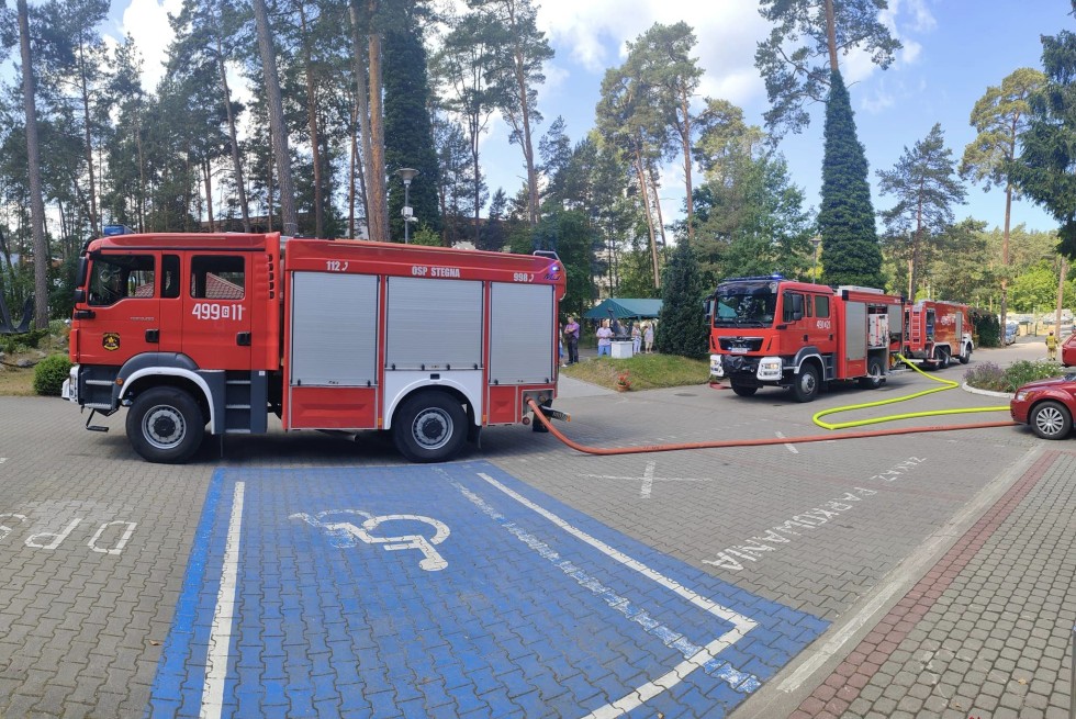 Powiat nowodworski. Pożar w Domu Pomocy Społecznej w Stegnie - ćwiczenia strażaków.