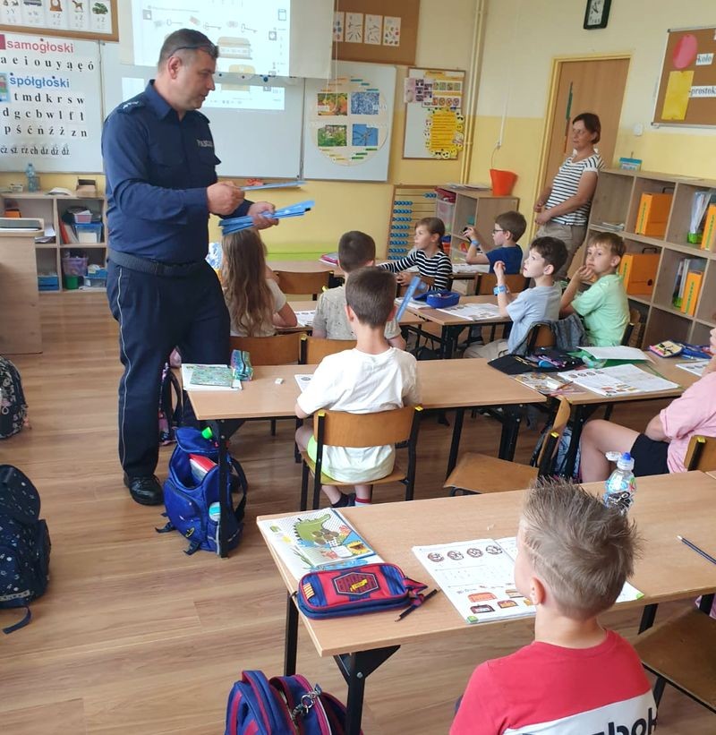 Malbork. Bezpieczeństwo podczas wakacji – spotkania dzielnicowych z dziećmi.