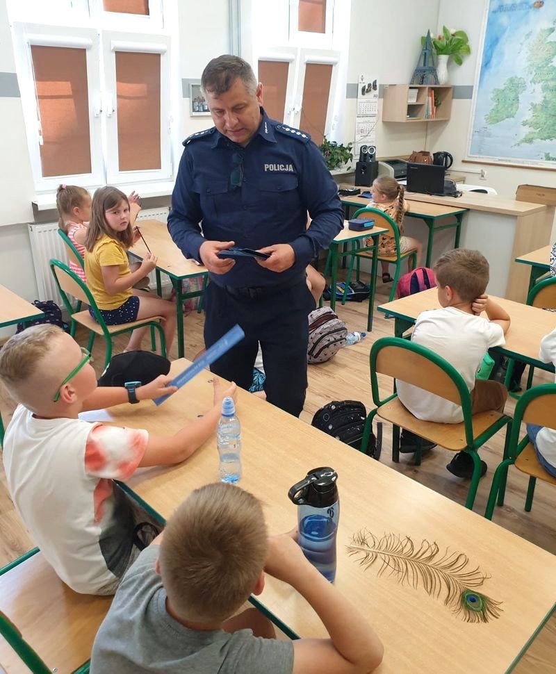 Malbork. Bezpieczeństwo podczas wakacji – spotkania dzielnicowych z dziećmi.