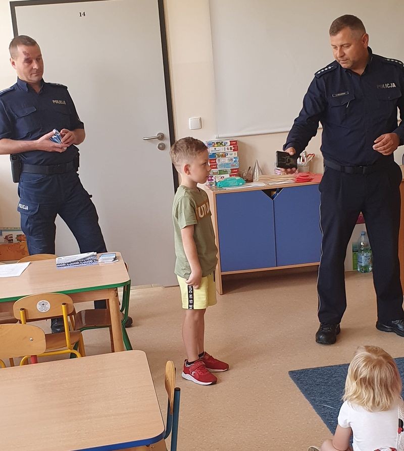 Malbork. Bezpieczeństwo podczas wakacji – spotkania dzielnicowych z dziećmi.