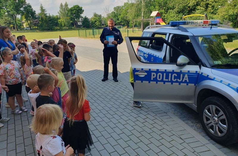 Malbork. Bezpieczeństwo podczas wakacji – spotkania dzielnicowych z dziećmi.