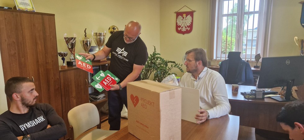 Gmina Sztutowo. Przewoźnicy podarowali defibrylator AED.