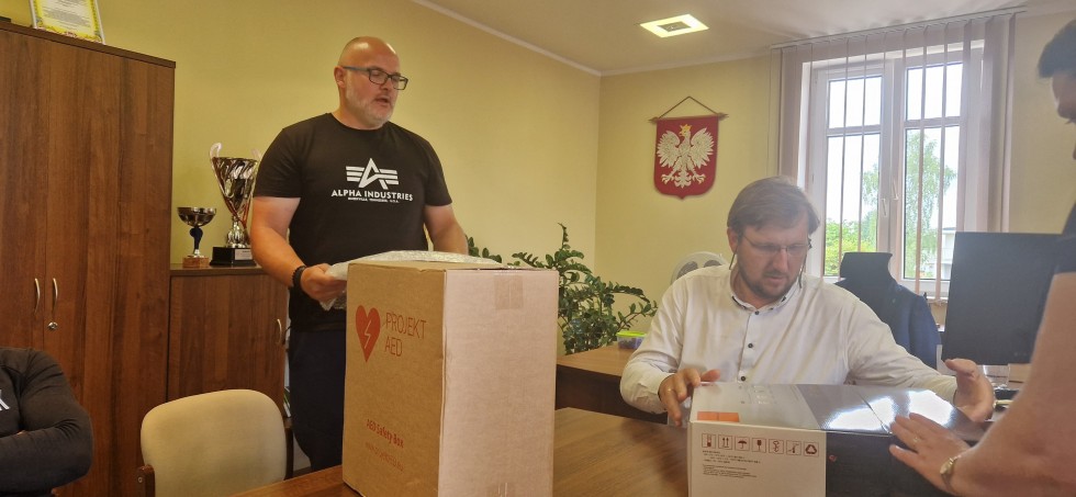 Gmina Sztutowo. Przewoźnicy podarowali defibrylator AED.