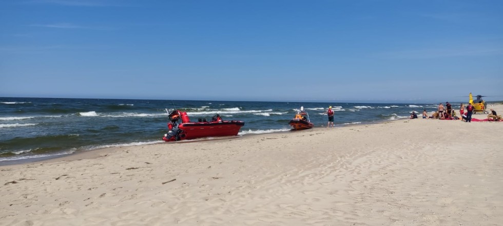 Krynica Morska. 13-latek tonął przy niestrzeżonej plaży – LPR przetransportowało dziecko do szpitala.