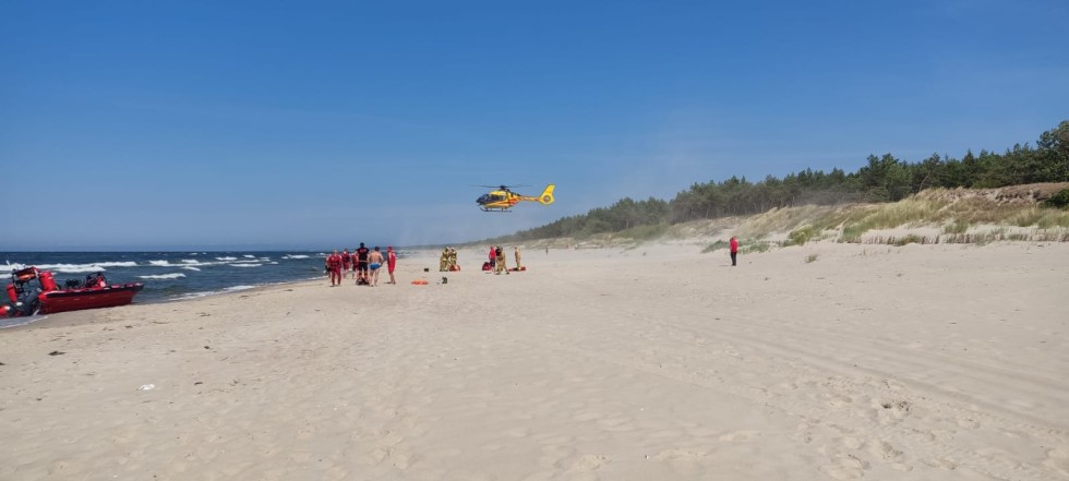 Krynica Morska. 13-latek tonął przy niestrzeżonej plaży – LPR przetransportowało dziecko do szpitala.