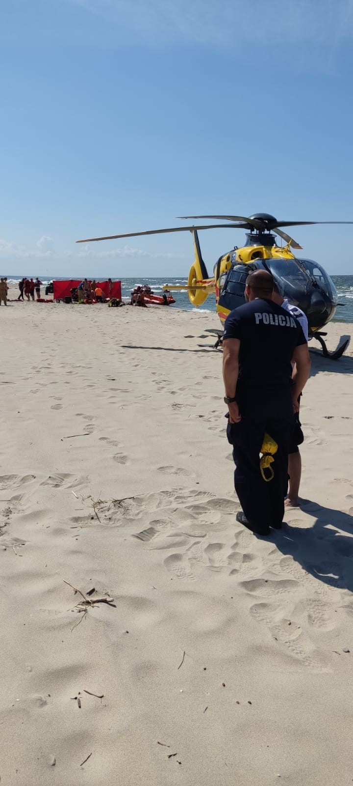 Krynica Morska. 13-latek tonął przy niestrzeżonej plaży – LPR przetransportowało dziecko do szpitala.