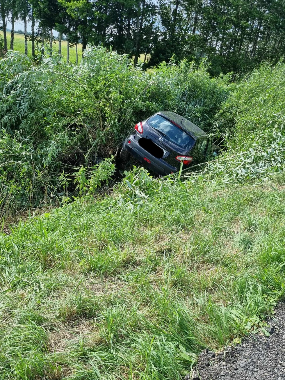 DW502. Samochód w przydrożnym rowie w Tujsku.