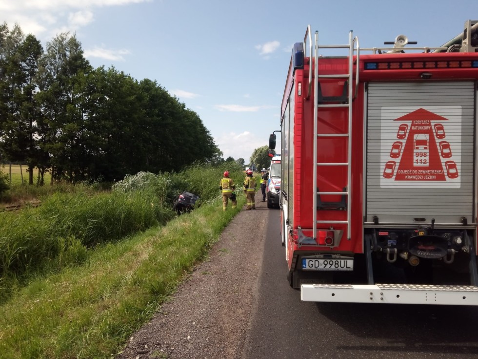 DW502. Samochód w przydrożnym rowie w Tujsku.