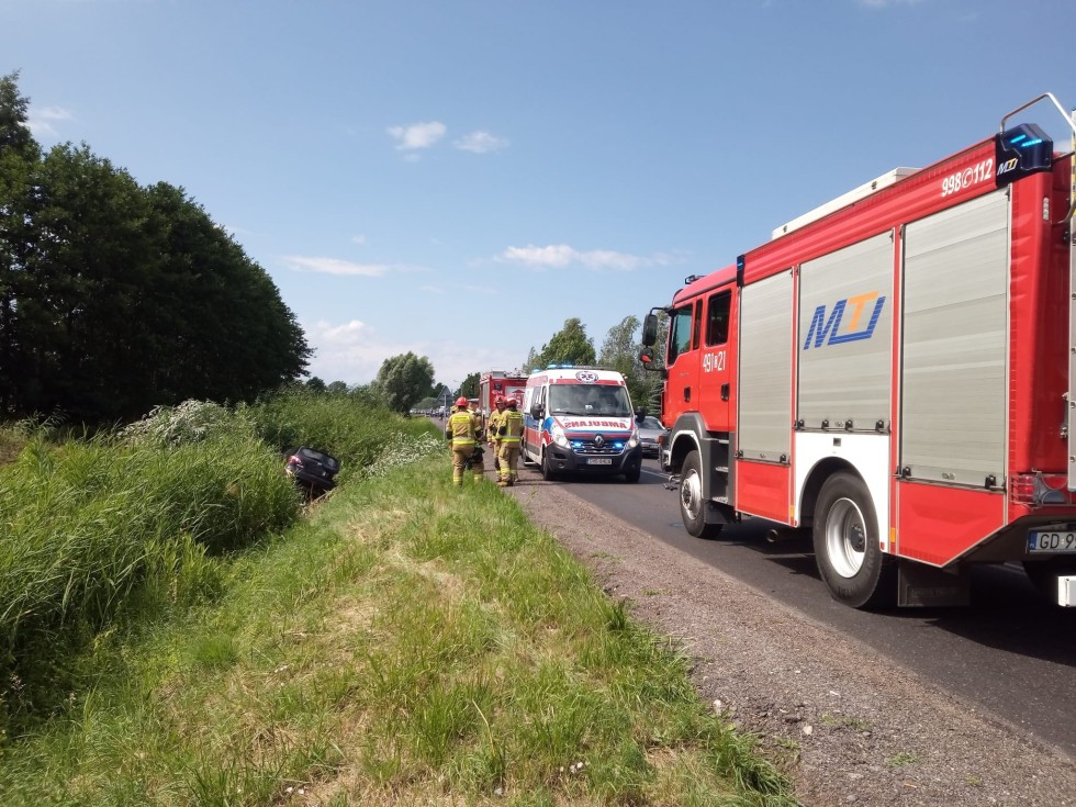 DW502. Samochód w przydrożnym rowie w Tujsku.