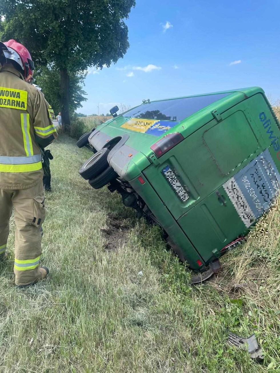 Gmina Nowy Staw. Bus w rowie – cztery osoby w szpitalu.